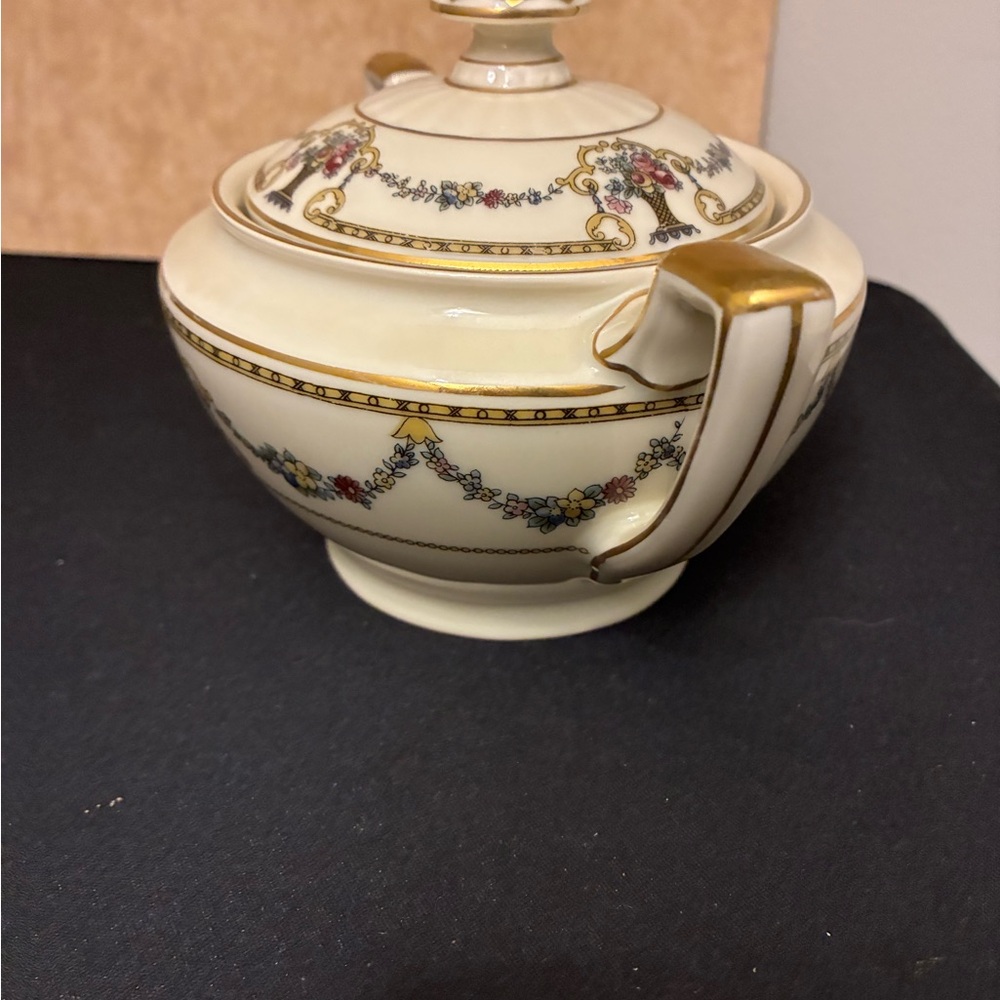 Elegant Cream and Gold Serveware Bowl